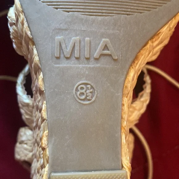 NWOT!  Very stylish woven wedge heeled sandal! - Picture 4 of 6